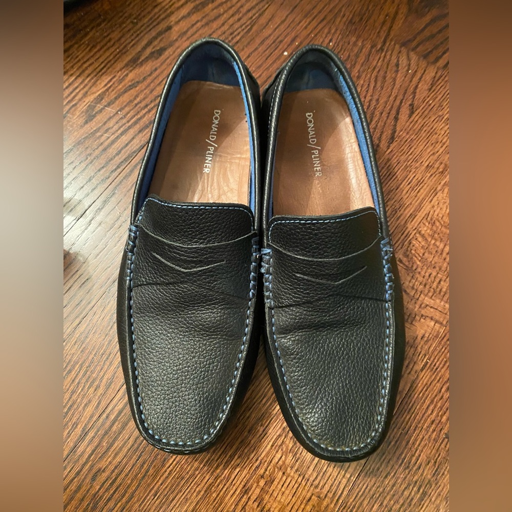 Men’s black 9M Donald Pliner driving mocs.